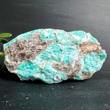 Amazonit Rauchquarz Rohstein Madagaskar | Variante 1 | tuerkis mit Rauchquarz-Einschluss | Happy Minerals