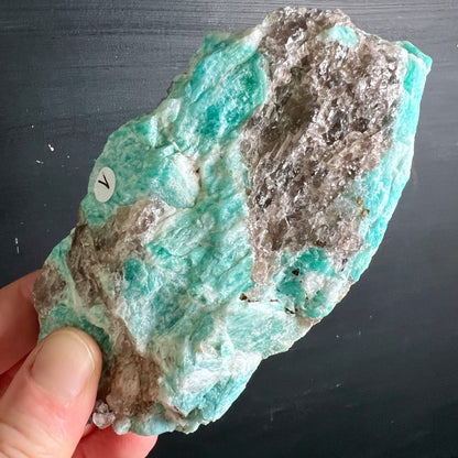 Amazonit Rauchquarz Rohstein Madagaskar | Variante 1 | Rueckseite | grauer Rauchquarz | Happy Minerals