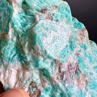 Amazonit Rauchquarz Rohstein Madagaskar | Variante 2 | Nahaufnahme | helle Streifung | Happy Minerals