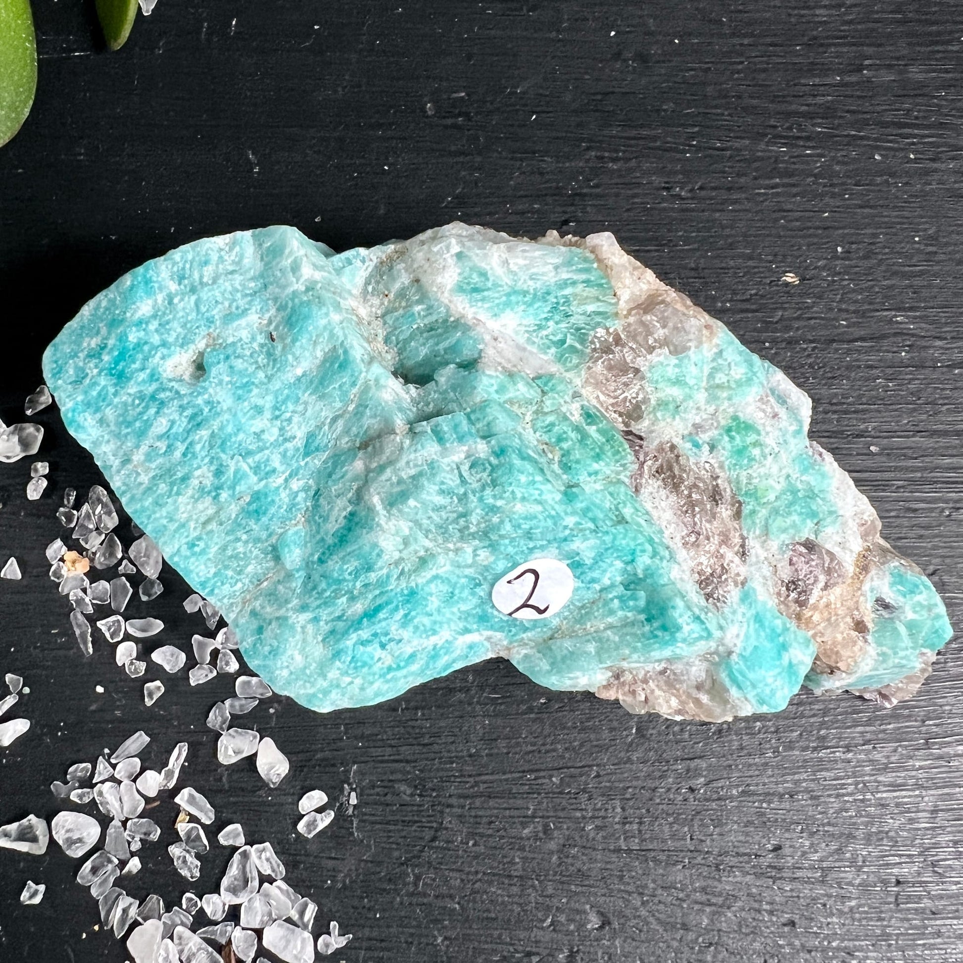 Amazonit Rauchquarz Rohstein Madagaskar | Variante 2 | Draufsicht | lebhaftes Tuerkis | Happy Minerals
