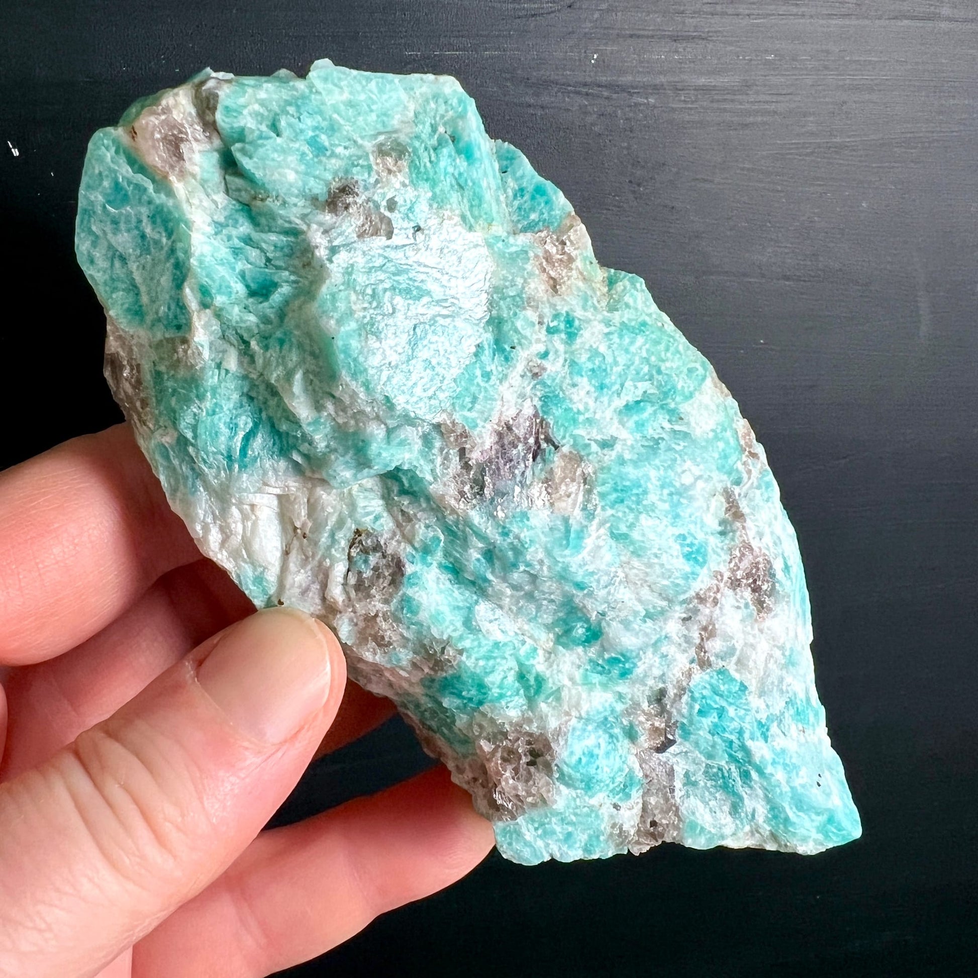 Amazonit Rauchquarz Rohstein Madagaskar | Variante 2 | tuerkis | in der Hand | Happy Minerals