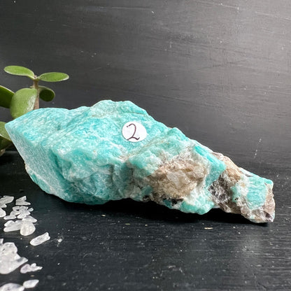 Amazonit Rauchquarz Rohstein Madagaskar | Variante 2 | Seitenansicht | elegante Form | Happy Minerals