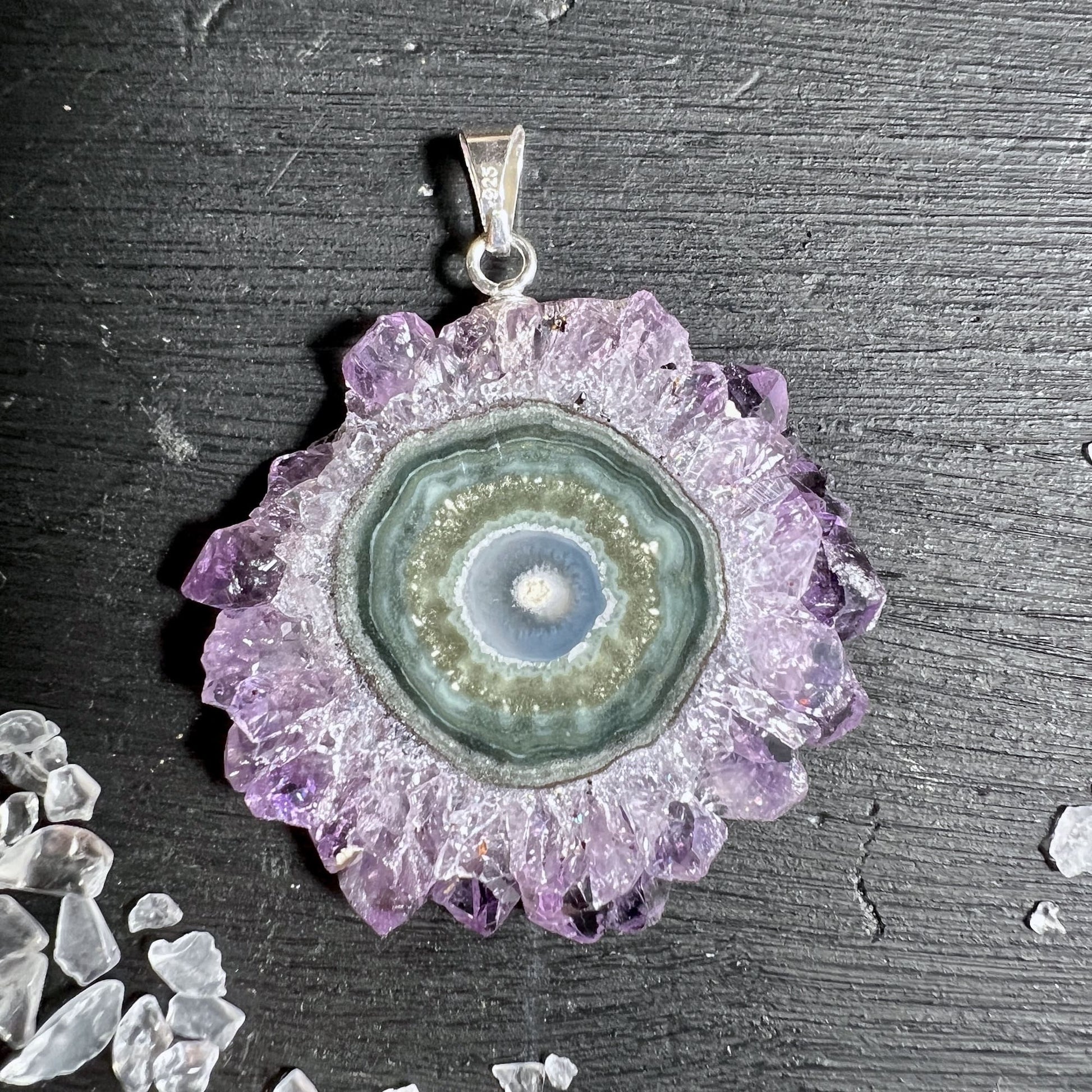 Kombination aus Amethyst & Achat in leuchtender Sonnenform | Happy Minerals