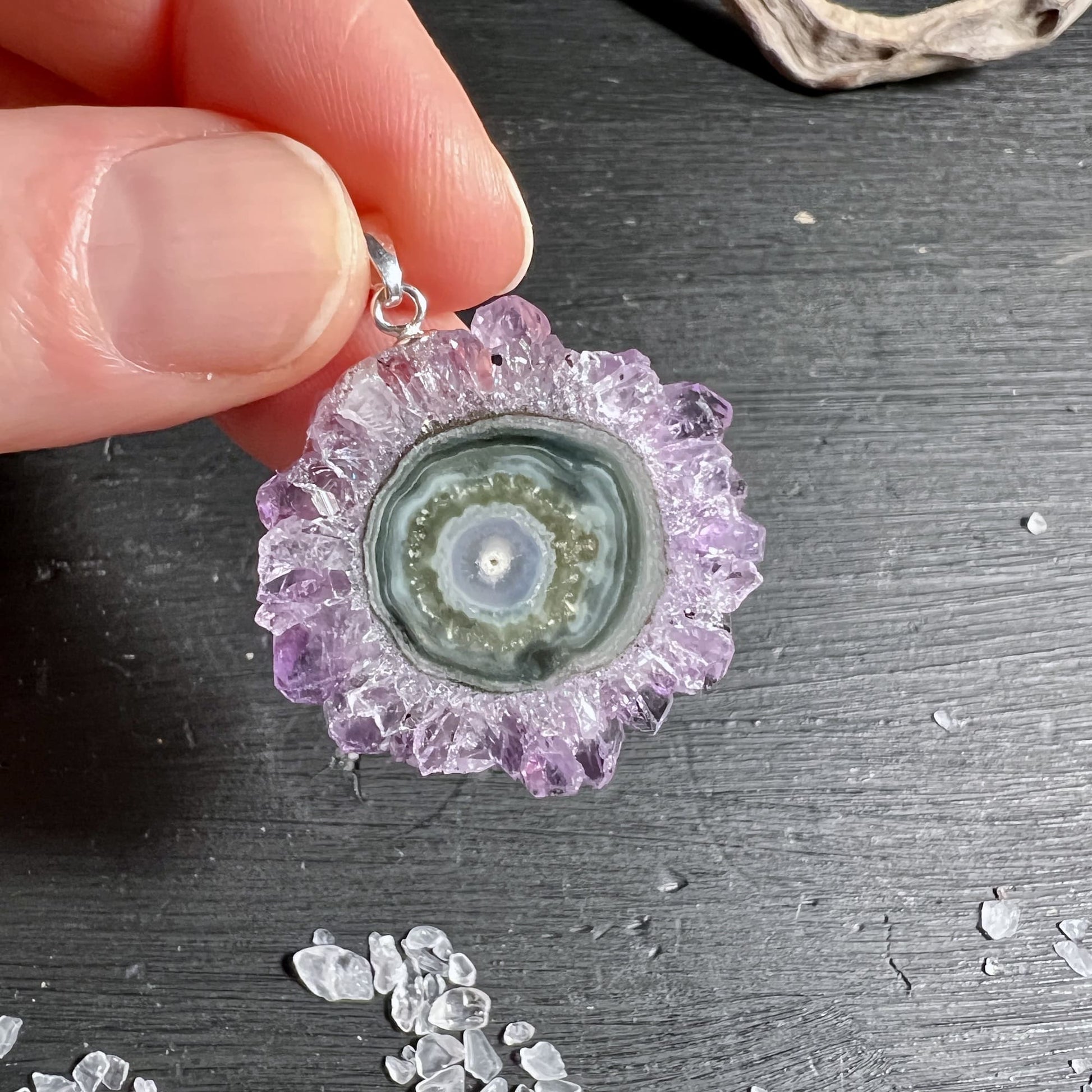 Amethyst-Sonnenanhänger als „Blume des Lichts“ Symbol | Happy Minerals