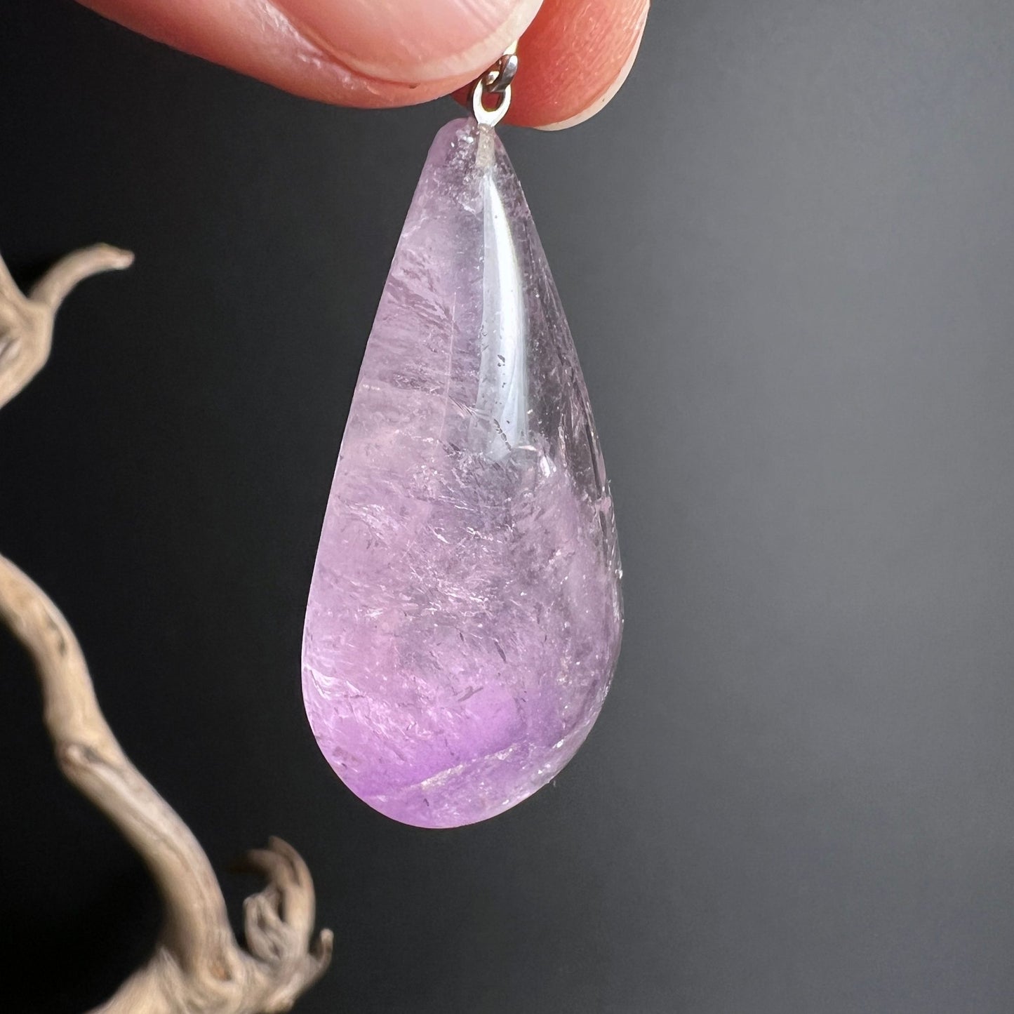 Amethyst Anhänger Tropfenform | gehalten | natürliche Risse | lila Farbverlauf | Brasilien Herkunft | Happy Minerals