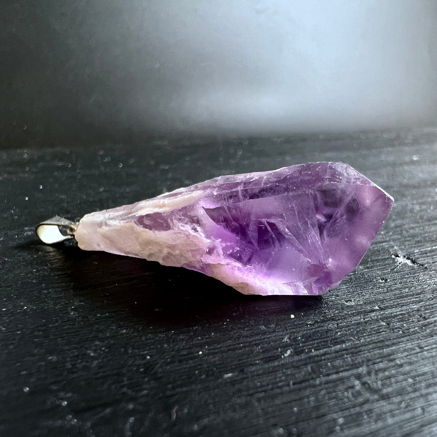 Amethyst Rohstein Anhaenger mit milchig-weisser Spitze und violetten Kristallflaechen, Silieroese | Happy Minerals