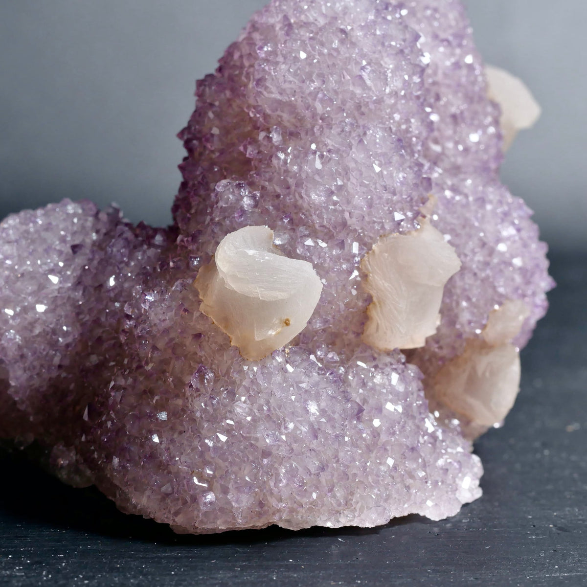Amethyst | Calcit | Detailansicht | Weiße Kristalle | Funkeln | Südafrika | Struktur | Happy Minerals