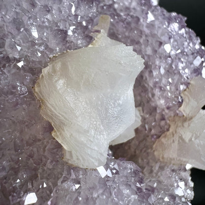 Amethyst | Calcit-Kristall | Nahaufnahme | Weiß | Schichtung | Mineralien | Südafrika | Happy Minerals