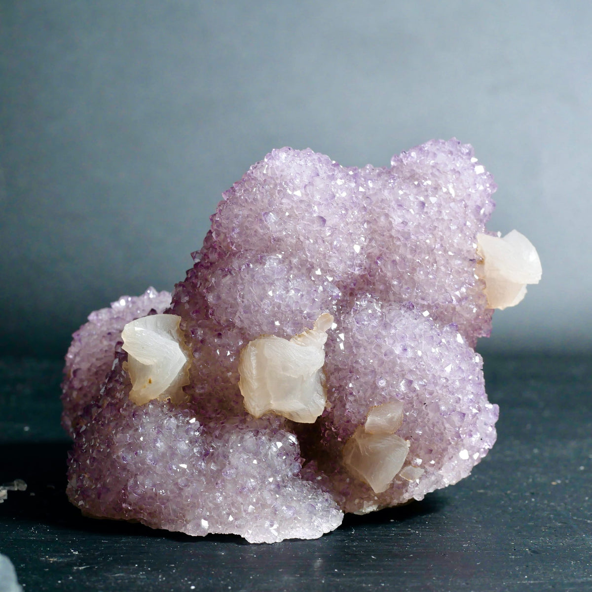 Amethyst | Calcit | Studioaufnahme | Lila-weiß | Kristallformation | Südafrika | Unikat | Happy Minerals
