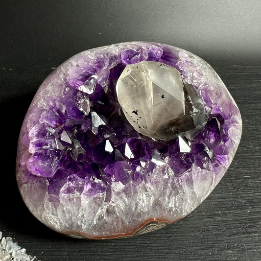 Amethyst | Calcit | Unikat | Uruguay | violette Kristalle | glasklarer Calcit-Zentrum | Happy Minerals