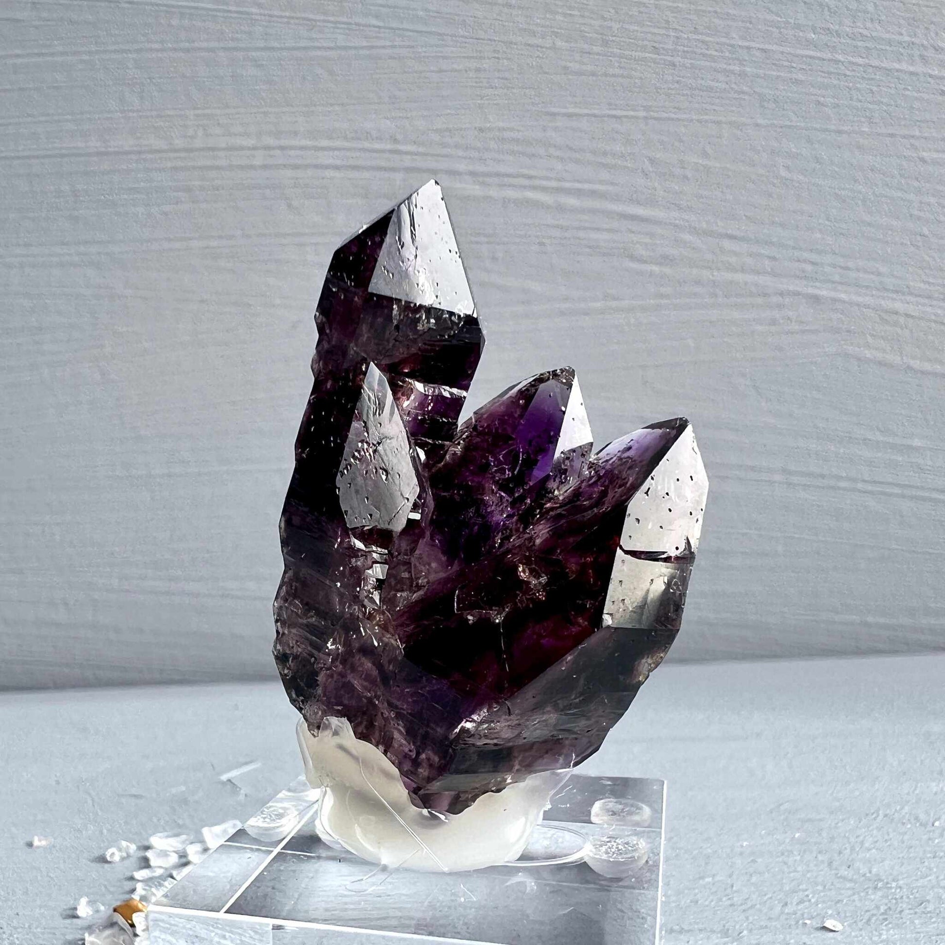 Dunkler Brandberg Amethyst-Cluster mit markanten Kristallspitzen auf Acrylständer von Happy Minerals