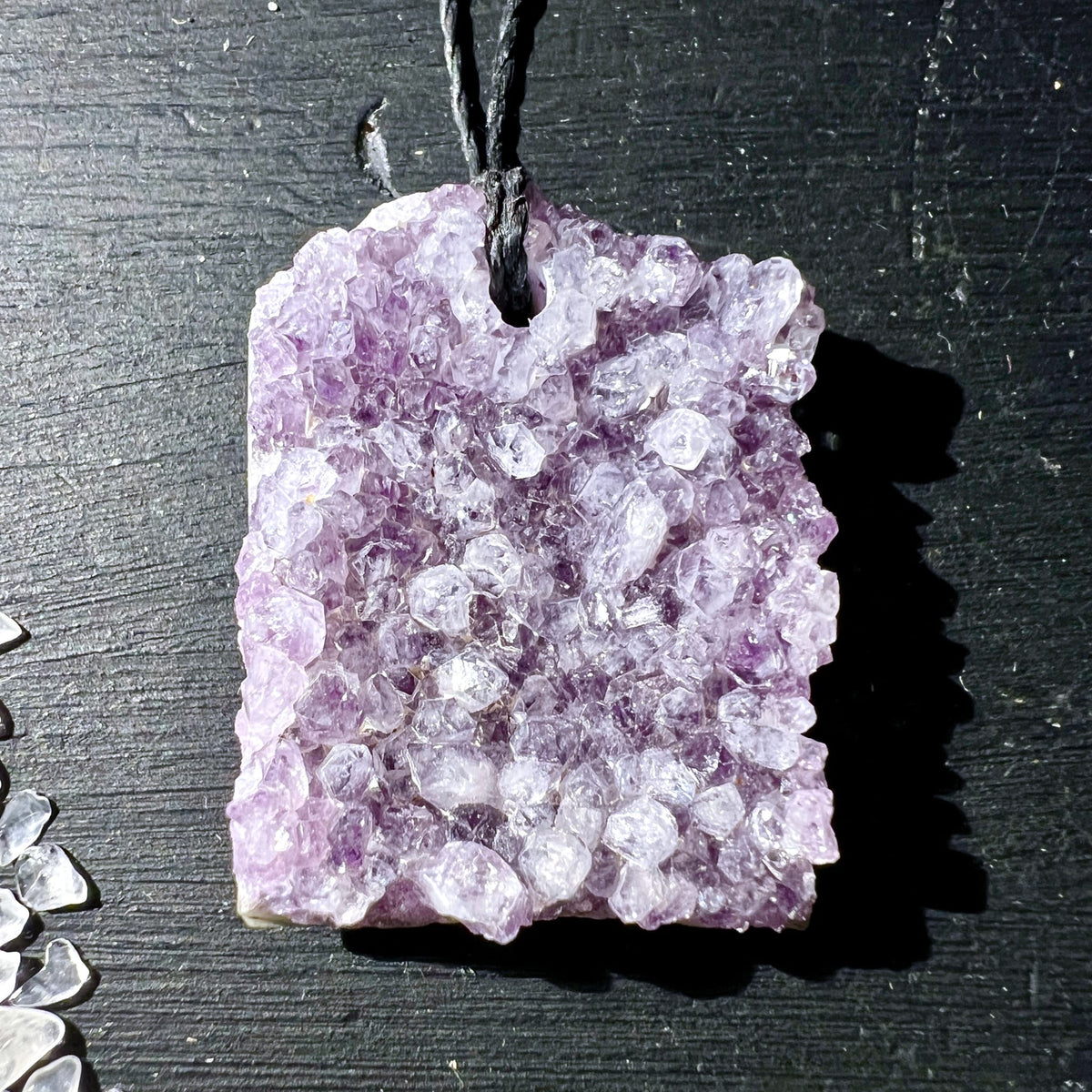 Amethyst | Drusen-Anhänger | Uruguay | zarte Lila-Kristalle | Draufsicht | Happy Minerals