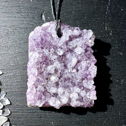 Amethyst | Drusen-Anhänger | Uruguay | zarte Lila-Kristalle | Draufsicht | Happy Minerals