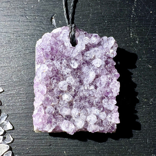 Amethyst | Drusen-Anhänger | Uruguay | zarte Lila-Kristalle | Draufsicht | Happy Minerals