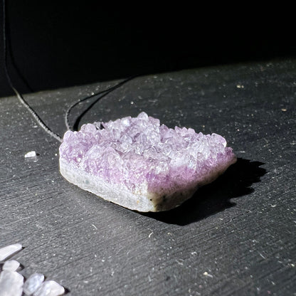 Amethyst | Anhänger | liegend | glitzernde Kristallspitzen | violette Basis | Happy Minerals