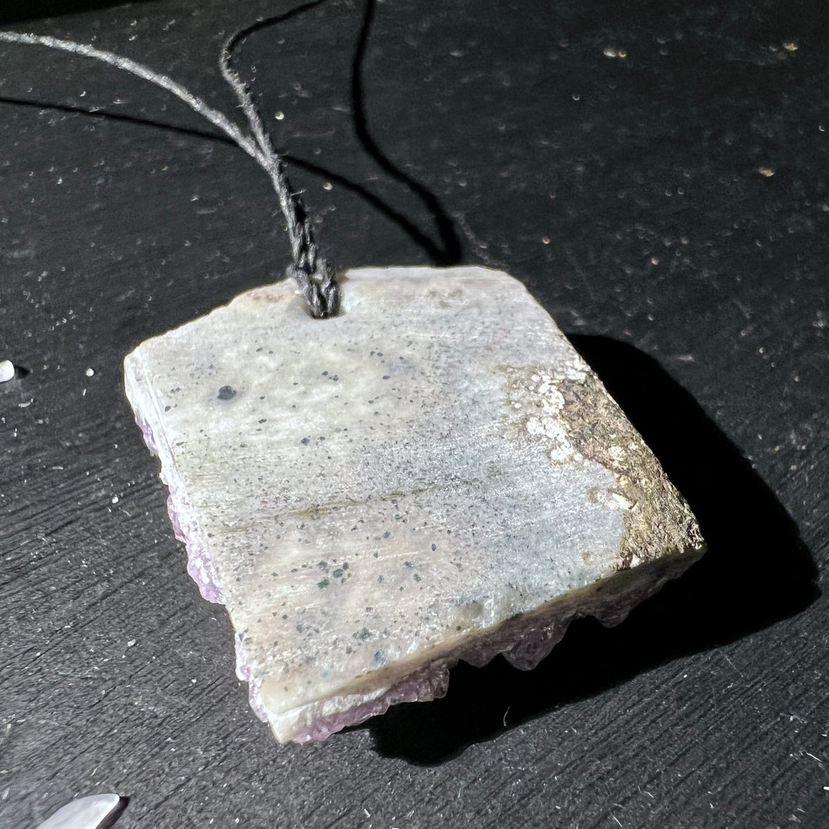 Amethyst | Anhänger | Rückseite | naturbelassener Fels | weiß-graue Struktur | Happy Minerals