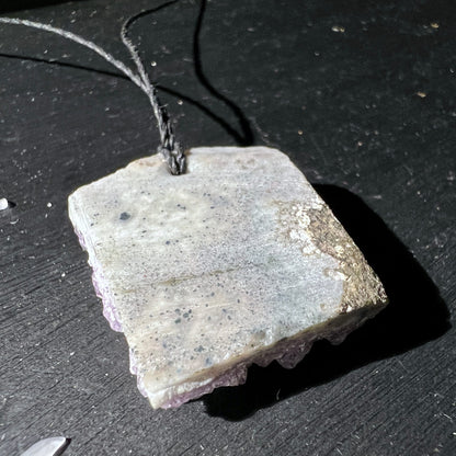Amethyst | Anhänger | Rückseite | naturbelassener Fels | weiß-graue Struktur | Happy Minerals