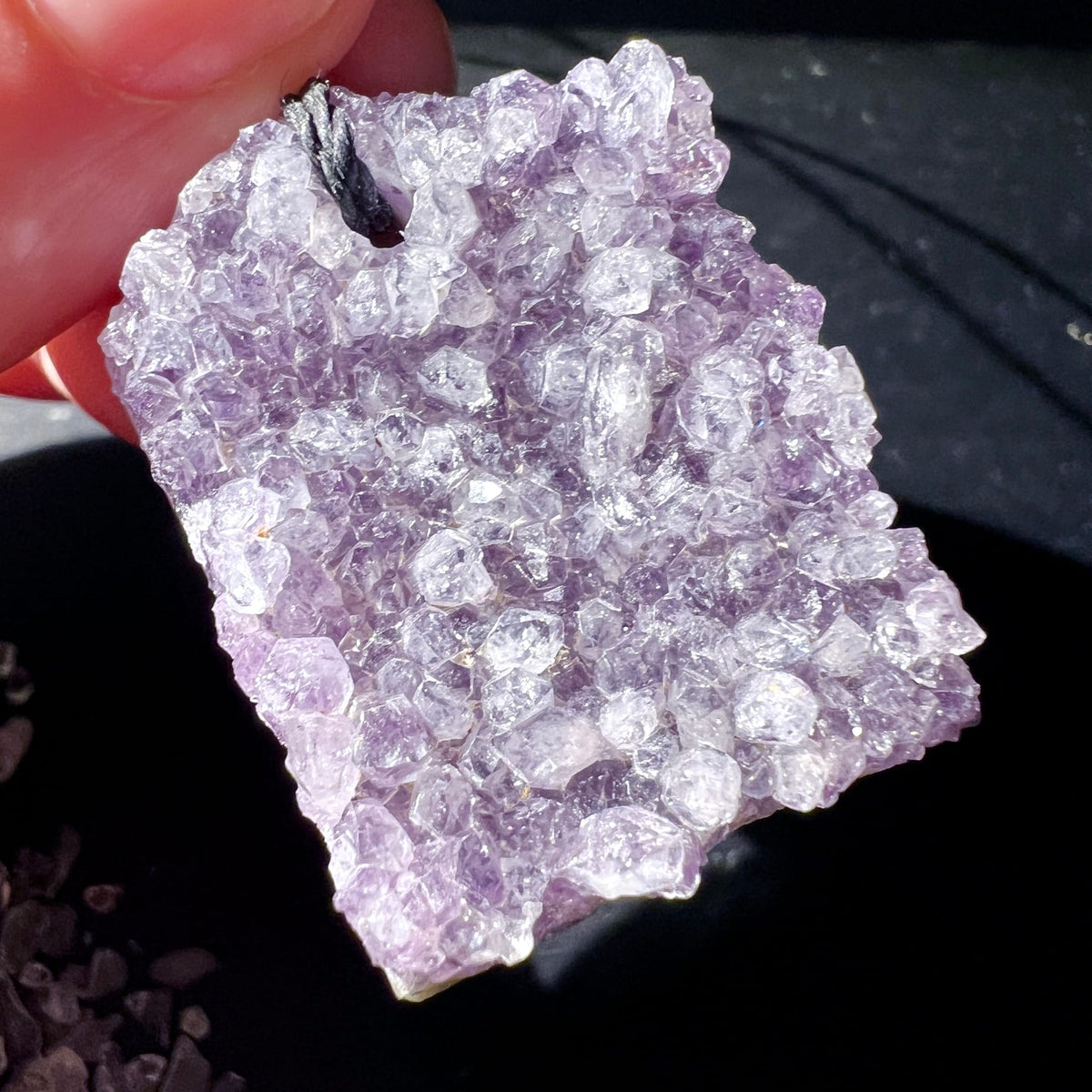 Amethyst | Drusenstück | in Hand gehalten | Nahaufnahme | funkelnde Lila-Kristalle | Happy Minerals