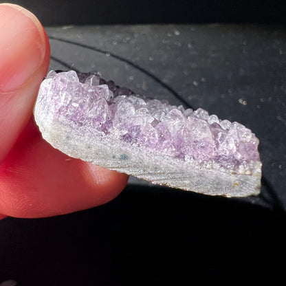 Amethyst | Anhänger | Seitenansicht | Kristallhöhe sichtbar | zartes Violett | Happy Minerals