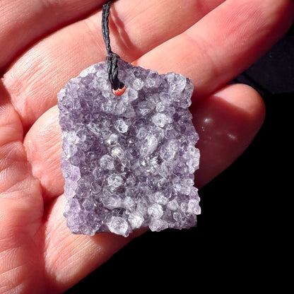 Amethyst | Drusen-Anhänger | in Handfläche | Uruguay-Kristall | glänzende Facetten | Happy Minerals
