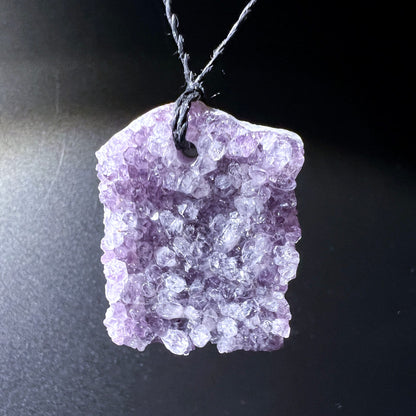 Amethyst | Anhänger | hängend an Kordel | dunkler Hintergrund | mystisches Lila | Happy Minerals