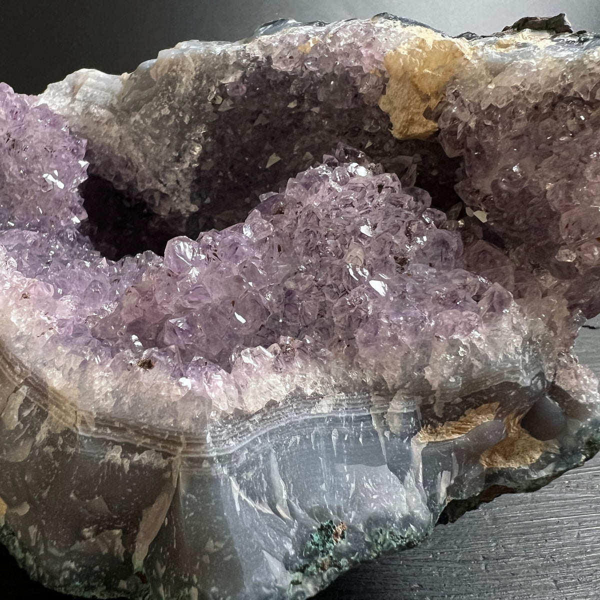 Amethyst Druse roh mit violetten Kristallzacken, milchigem Quarzrand und Calcit-Schichten | Happy Minerals