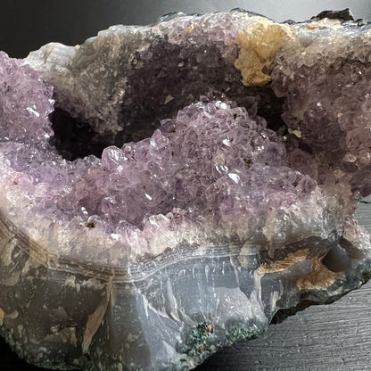 Amethyst Druse roh mit violetten Kristallzacken, milchigem Quarzrand und Calcit-Schichten | Happy Minerals