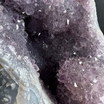 Amethyst Druse roh mit violetten Kristallspitzen, dunkler Hoehle und weisser Achatkante | Happy Minerals