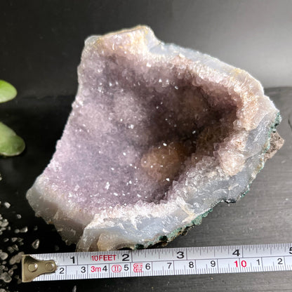 Amethyst Druse roh, zartes Lila mit cremig-weissem Chalcedon-Rand, offene Kristallhöhle, ca. 10cm | Happy Minerals