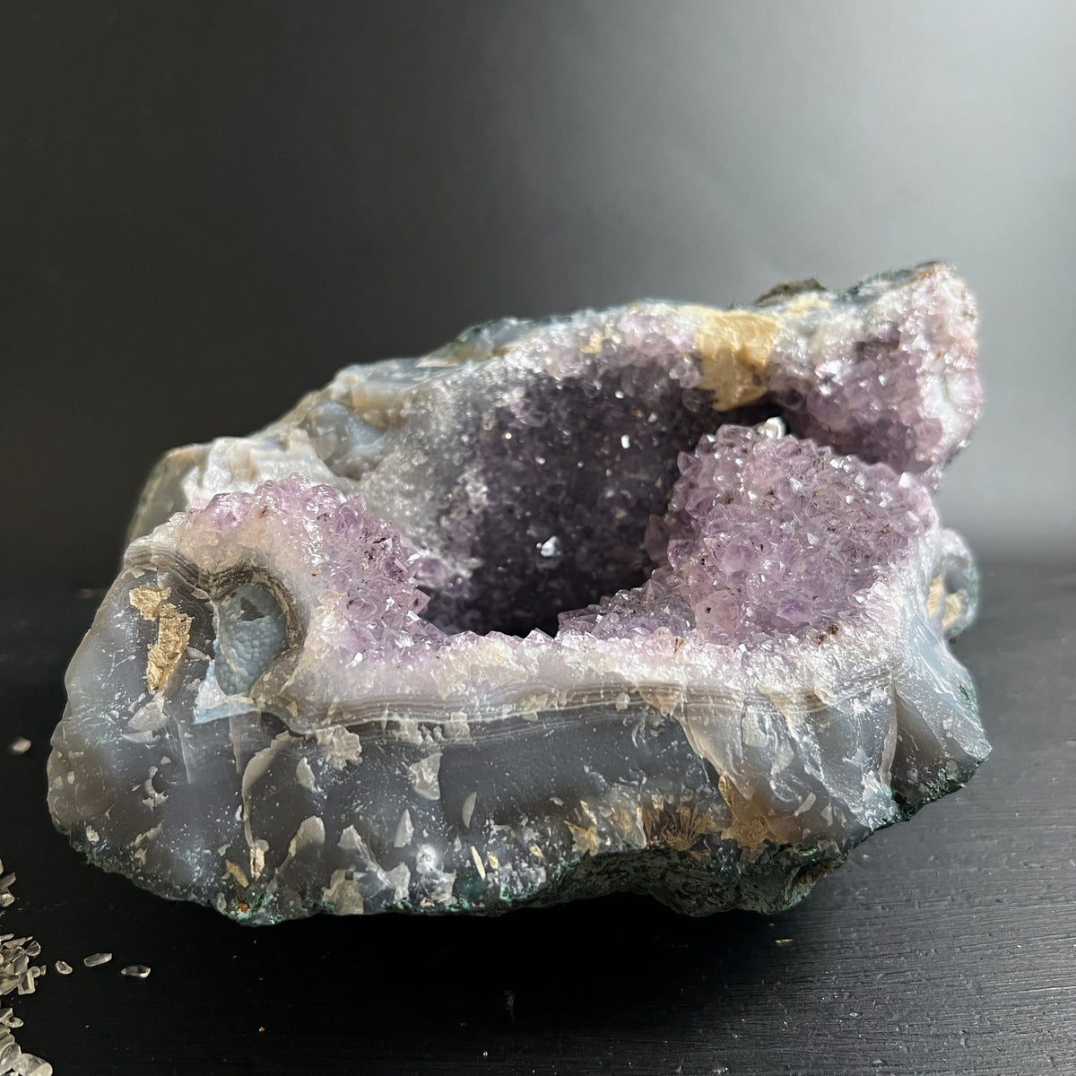 Amethyst Druse Rohstein mit violetten Kristallspitzen in grauer Achat-Huelle, roh gebrochen | Happy Minerals