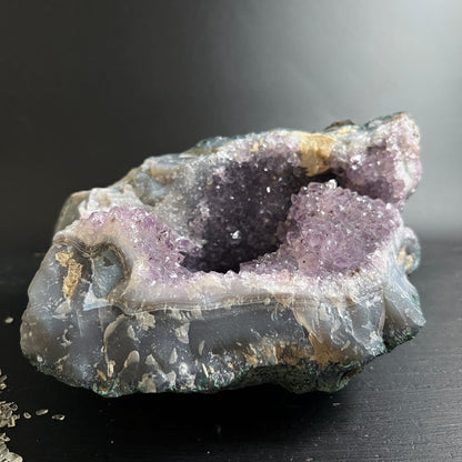 Amethyst Druse Rohstein mit violetten Kristallspitzen in grauer Achat-Huelle, roh gebrochen | Happy Minerals