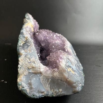 Amethyst Druse Rohstein mit violetten Kristallspitzen in grauer Achat-Huelle, roh gebrochen | Happy Minerals