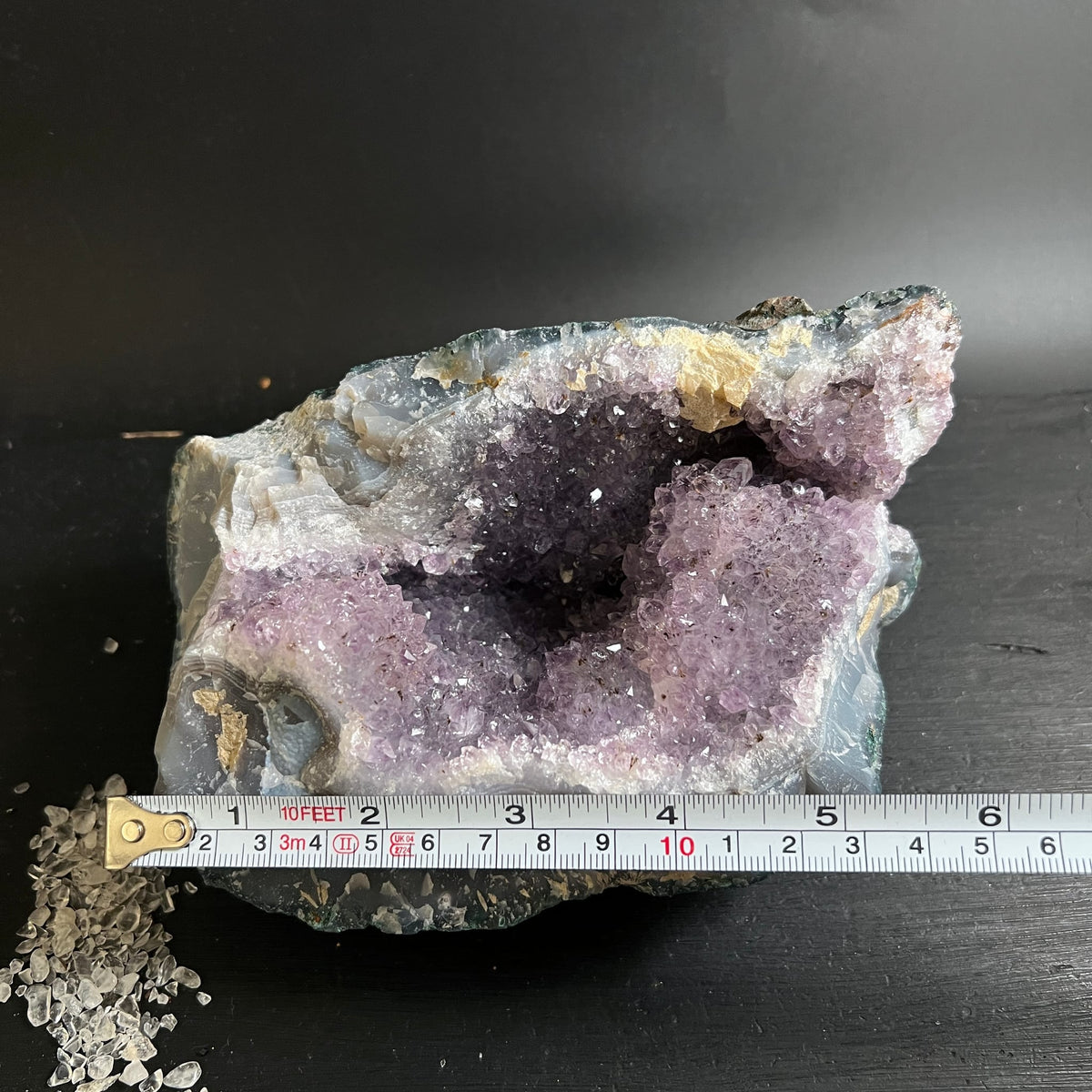 Amethyst Druse roh, graublaue Achatrinde aussen, innen violette Kristallspitzen mit Hohlraum | Happy Minerals