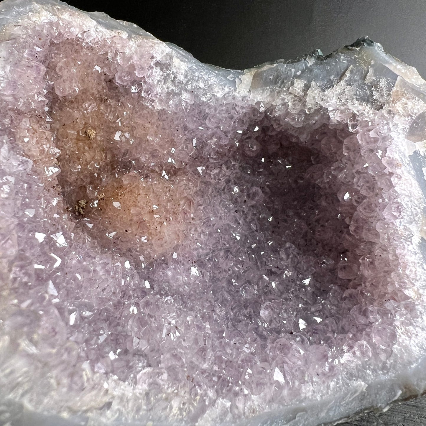 Amethyst Druse mit zartlila bis tiefviolettem Farbverlauf, glitzernden Kristallspitzen und zwei Vertiefungen | Happy Minerals