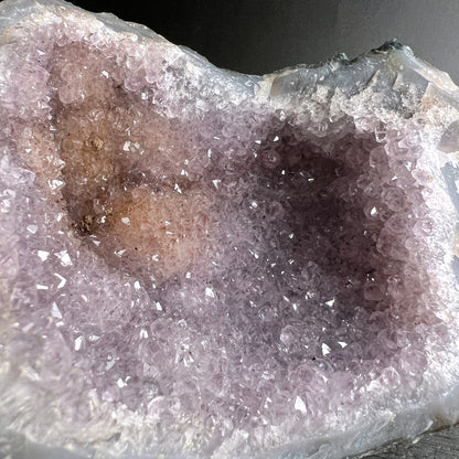 Amethyst Druse mit zartlila bis tiefviolettem Farbverlauf, glitzernden Kristallspitzen und zwei Vertiefungen | Happy Minerals