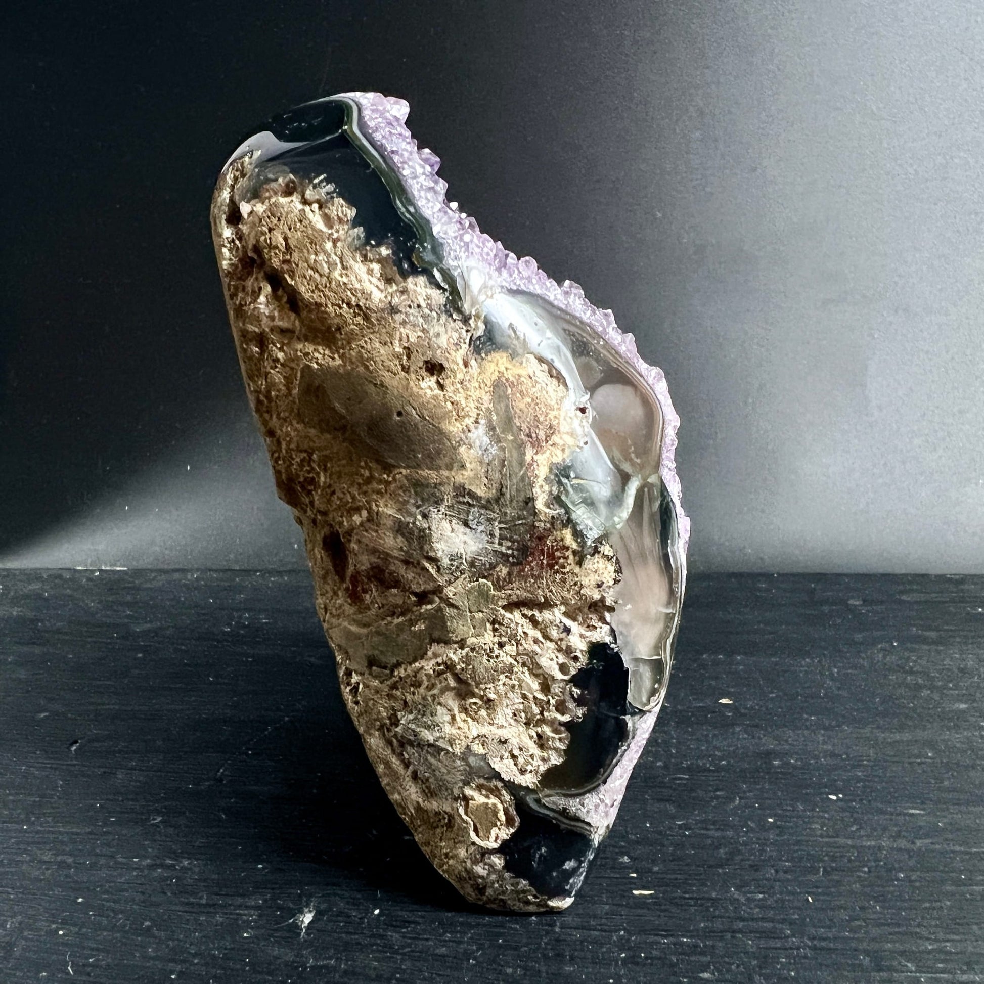 Amethyst Druse mit roh-beigefarbener Basis, glaenzend schwarzem Achat und violetten Kristallzacken | Happy Minerals