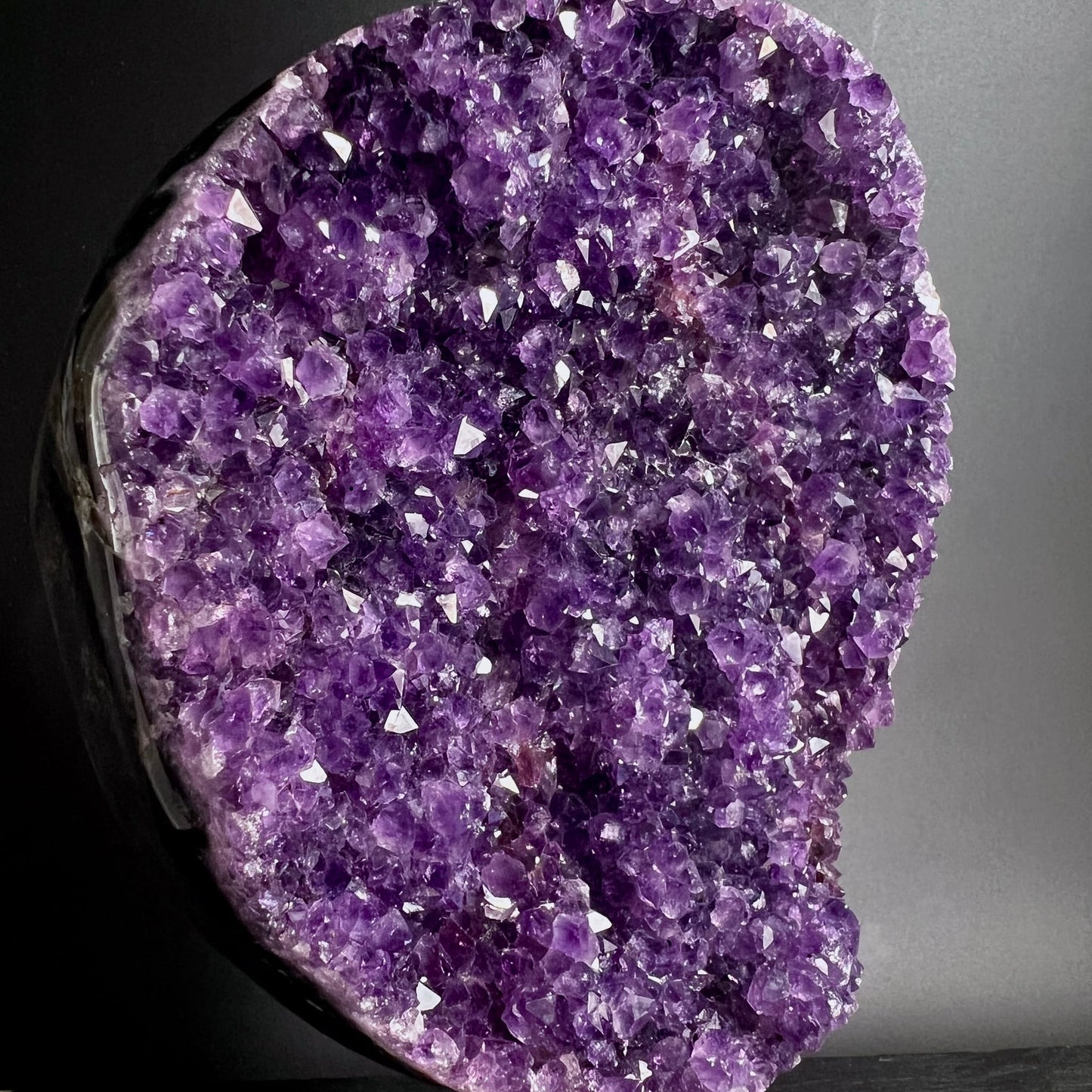 Amethyst Druse Uruguay | satte lila Kristallspitzen | polierte Kanten | Frontalansicht | Unikat | Happy Minerals