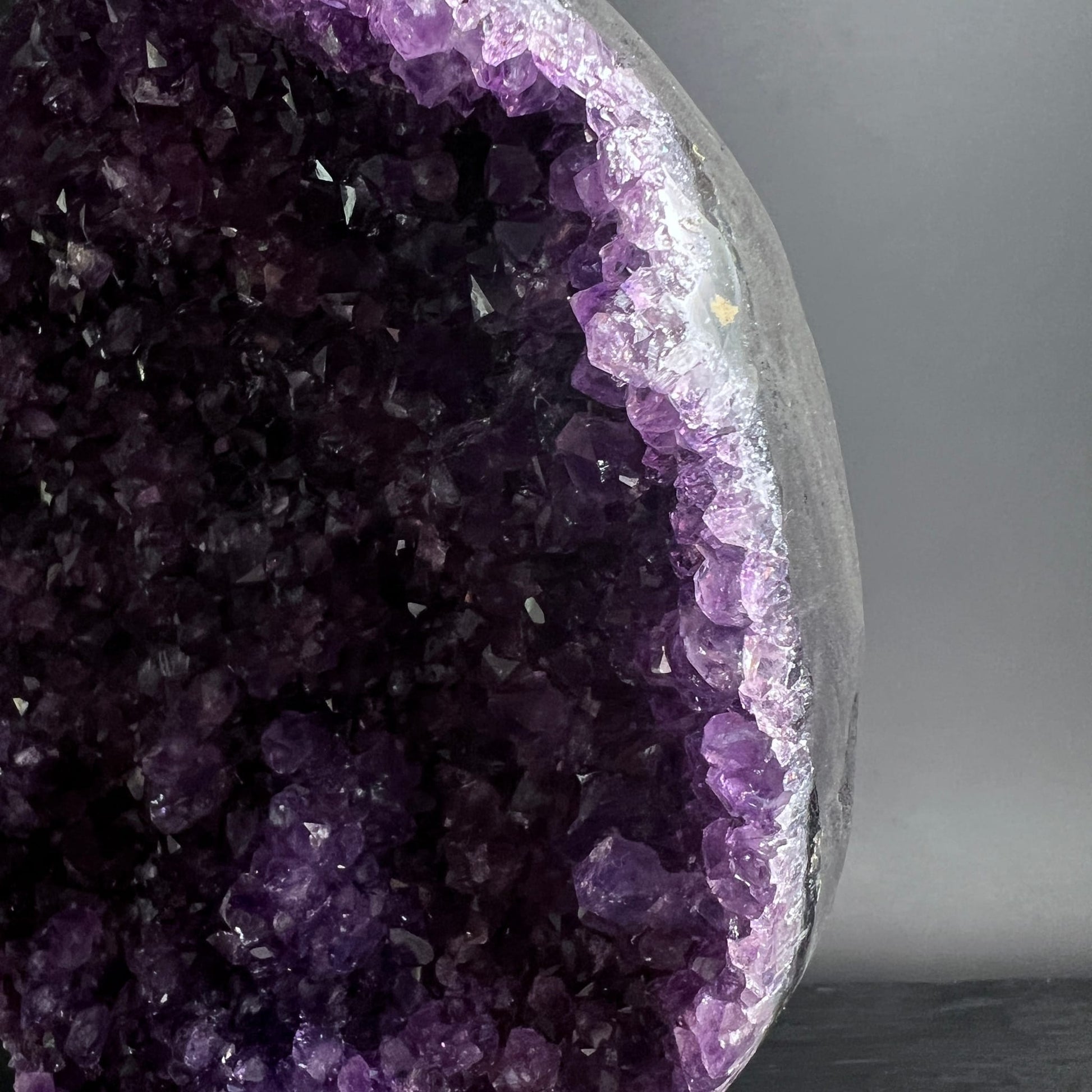 Amethyst Druse Uruguay | Randdetail | zarte Lavendeltöne | polierte Außenkante | Kristallschicht | Happy Minerals