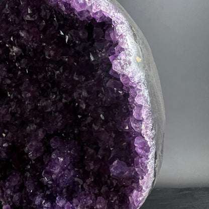 Amethyst Druse Uruguay | Randdetail | zarte Lavendeltöne | polierte Außenkante | Kristallschicht | Happy Minerals