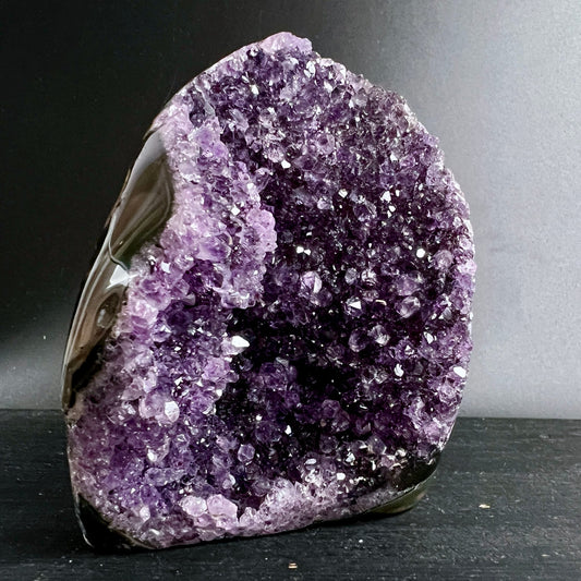 Amethyst Druse mit dicht besetzten violetten Kristallspitzen, aussen glatte graubraune Achatschale | Happy Minerals