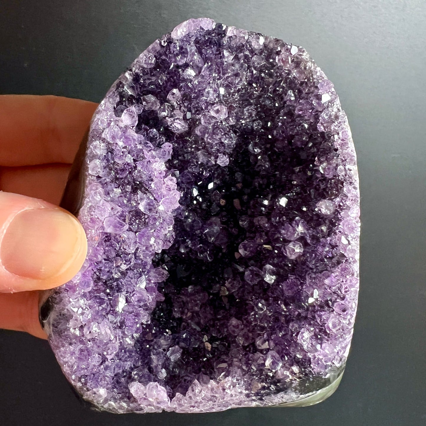Amethyst Druse mit tiefvioletten Kristallspitzen, aussen zartlila Kruste, rohe Geodenform | Happy Minerals
