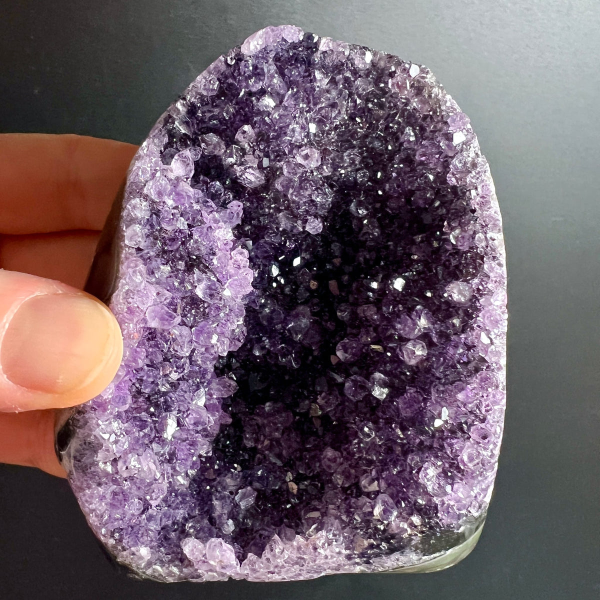 Amethyst Druse mit tiefvioletten Kristallspitzen, aussen zartlila Kruste, rohe Geodenform | Happy Minerals