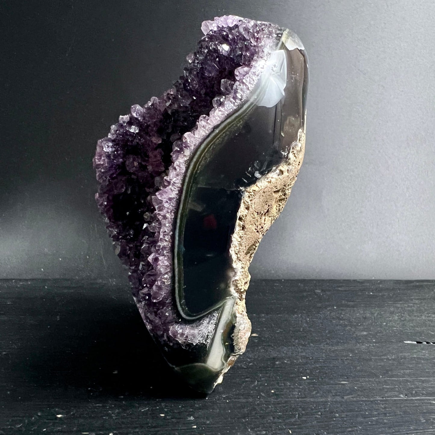 Amethyst Druse mit violetten Kristallspitzen, glatter grauer Achatschale und roher Aussenkante | Happy Minerals