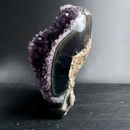 Amethyst Druse mit violetten Kristallspitzen, glatter grauer Achatschale und roher Aussenkante | Happy Minerals