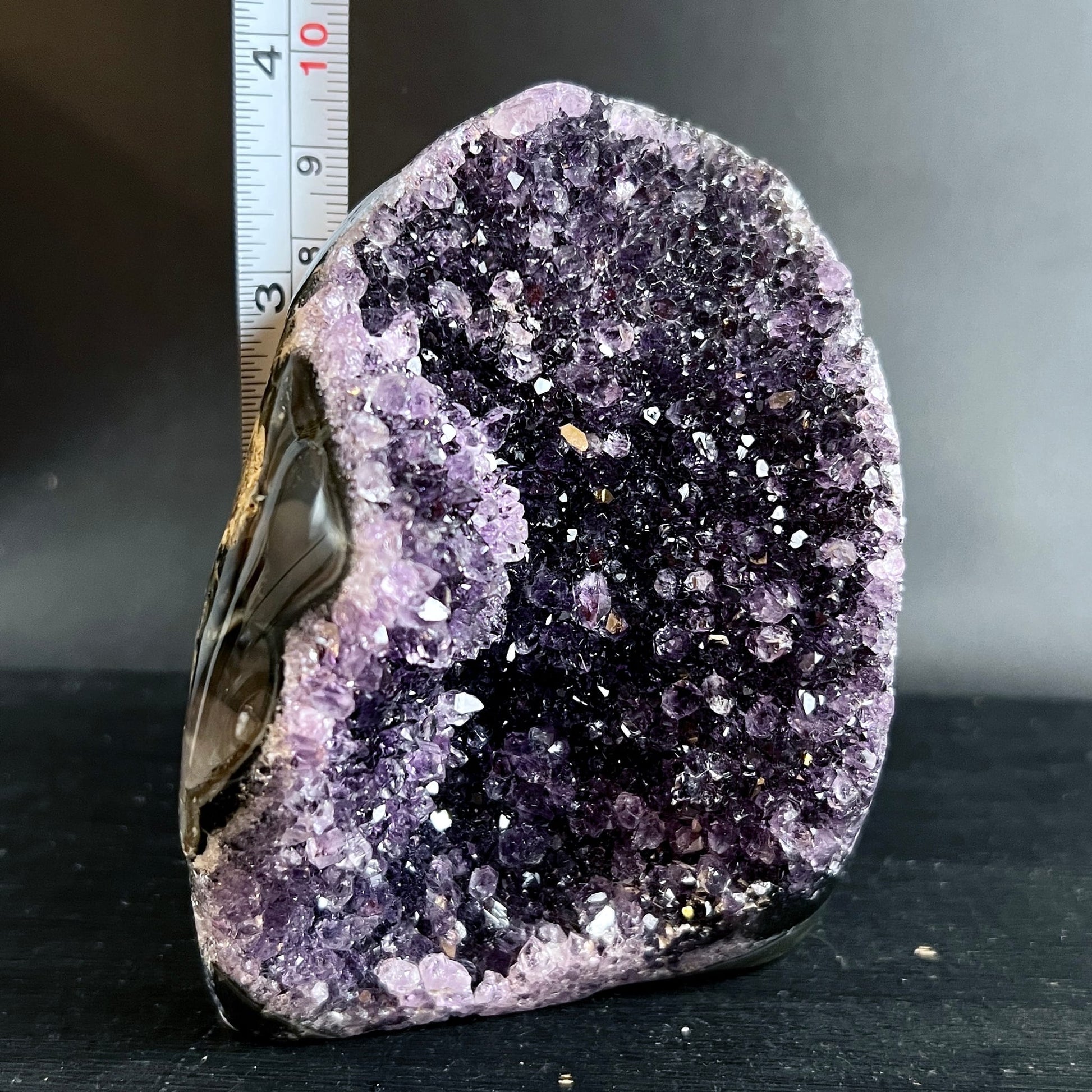 Amethyst Druse mit tiefvioletten Kristallspitzen, heller lavendelfarbener Randzone, ca. 8cm | Happy Minerals