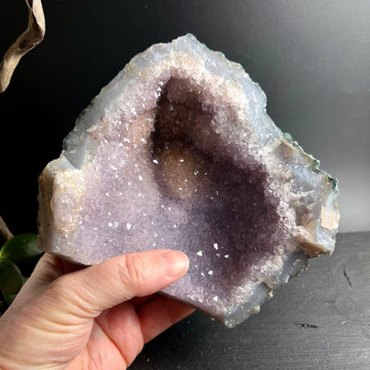 Amethyst Druse mit violett-lila Kristallhöhle, hellblauem Achat-Rand und schimmernden Drusen-Spitzen | Happy Minerals