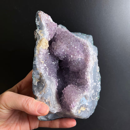 Amethyst Druse mit violetten Kristallspitzen in grau-blauer Achat-Huelle, roh gebrochen | Happy Minerals