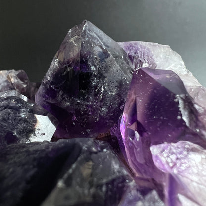 Amethyst Einzelkristall Detail | tiefdunkle Spitze mit Lilaschimmer | Happy Minerals