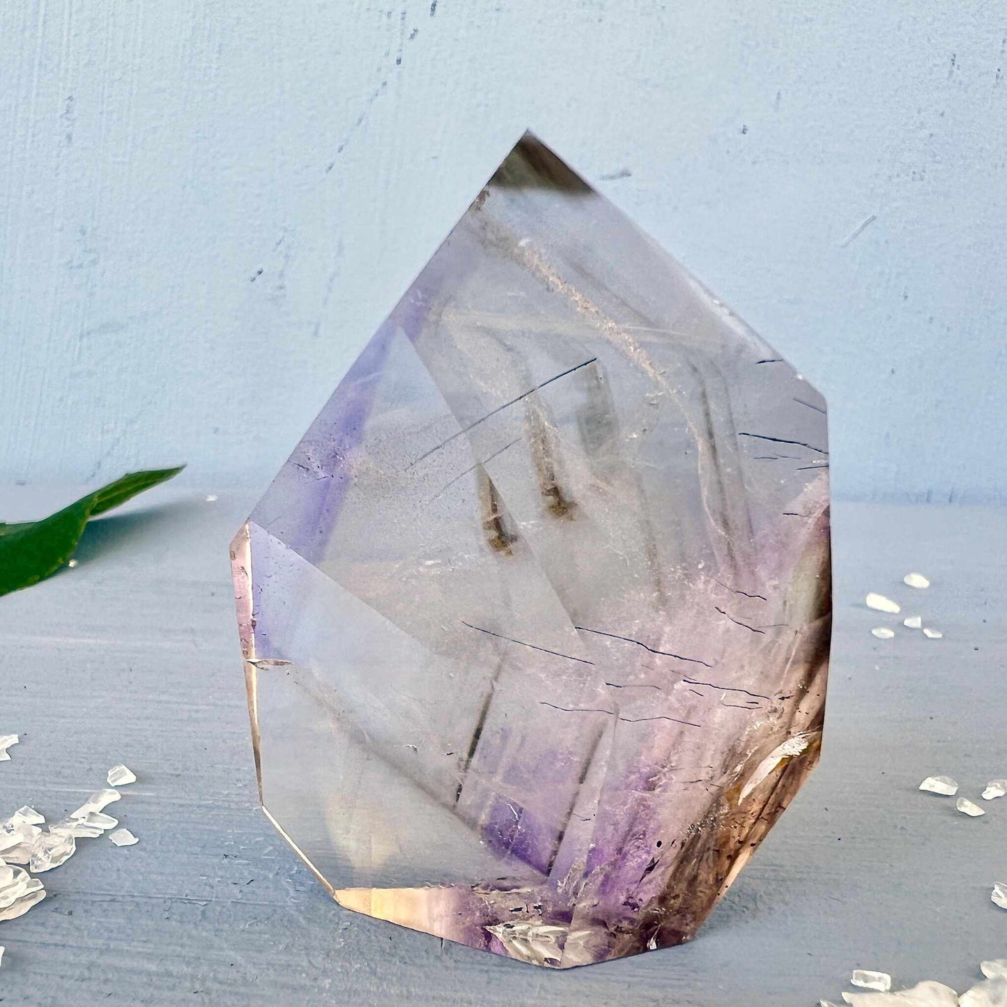 Transparente Amethyst-Freeform mit zartem Phantom und violetten Farbzonen von Happy Minerals