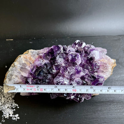 Amethyst Geode mit Maßband | Größenvergleich 25 cm | violette Kristalle Brasilien | Happy Minerals